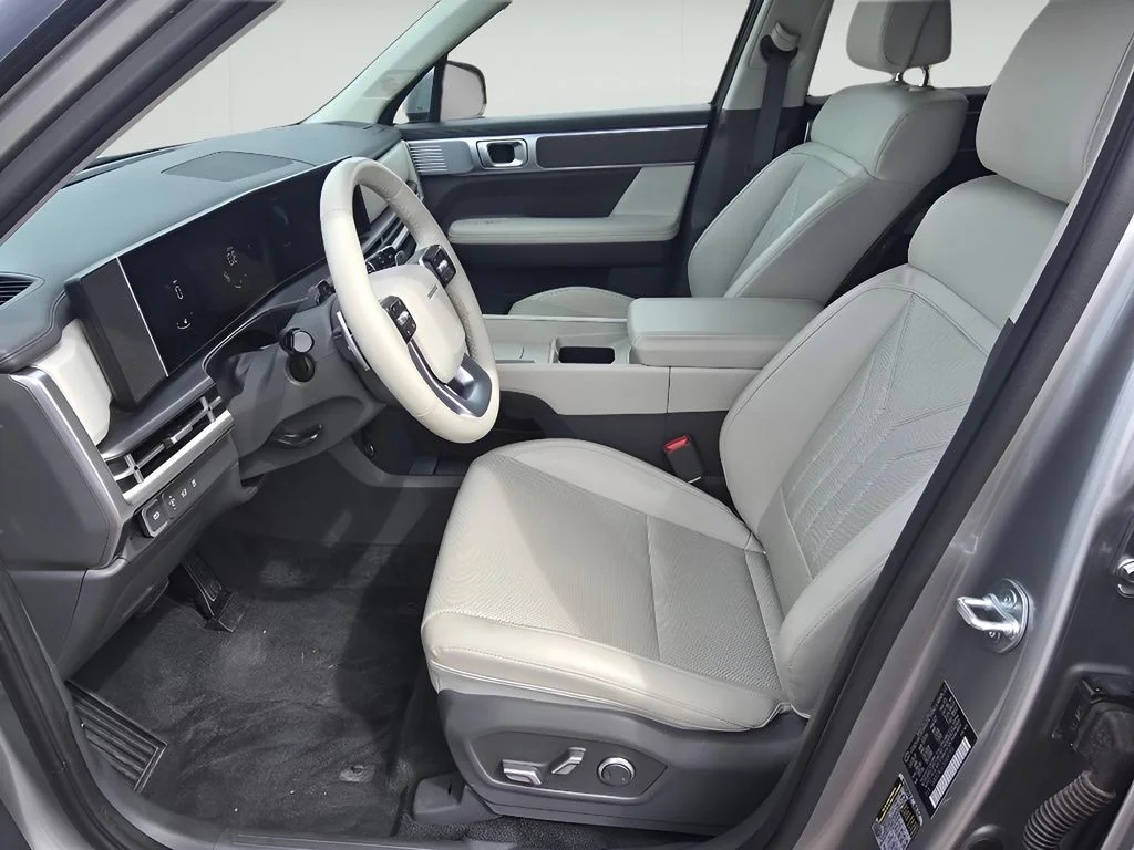 Used 2025 Shimmering Silver Hyundai SEL image 30
