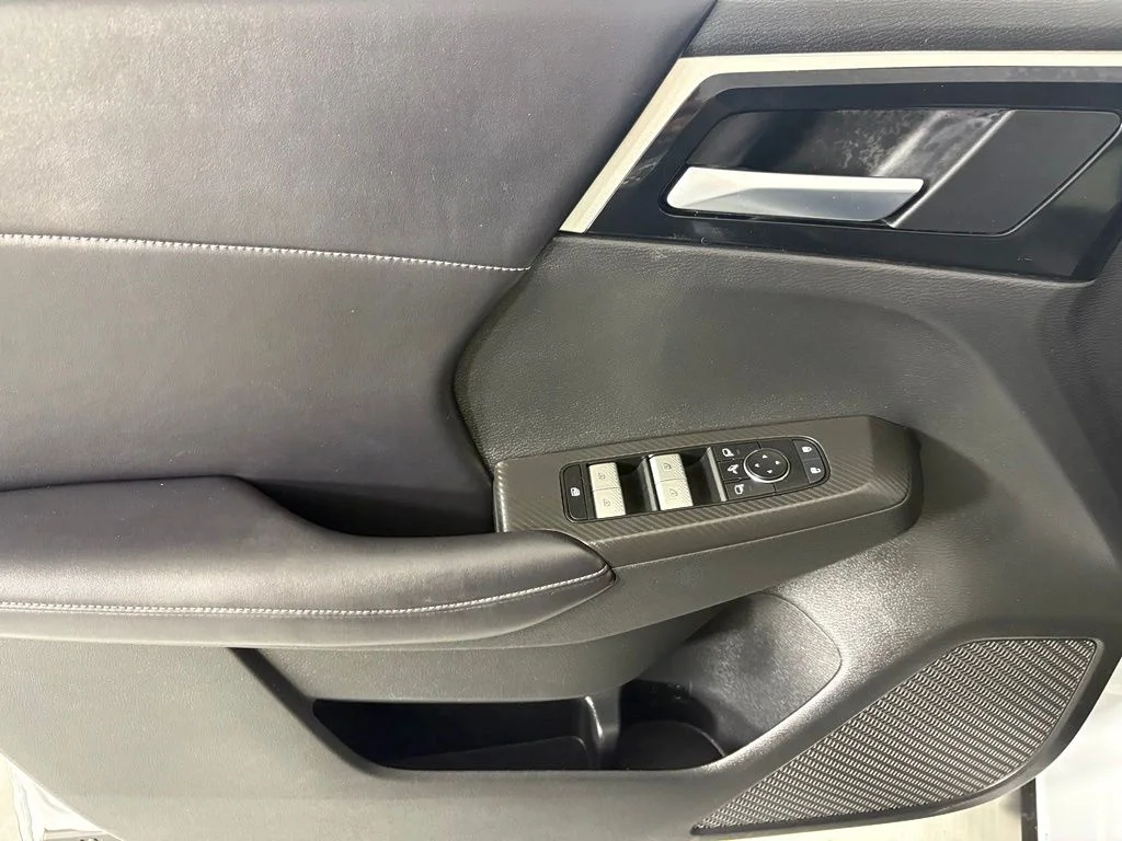 Used 2024 White Mitsubishi SE image 19