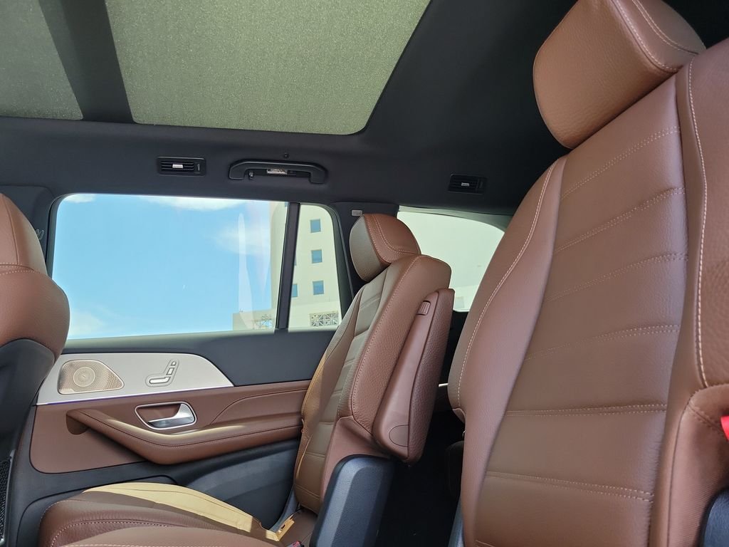 New 2026 MANUFAKTUR Ireland Mid Green Metallic Mercedes-Benz GLS 450 image 11