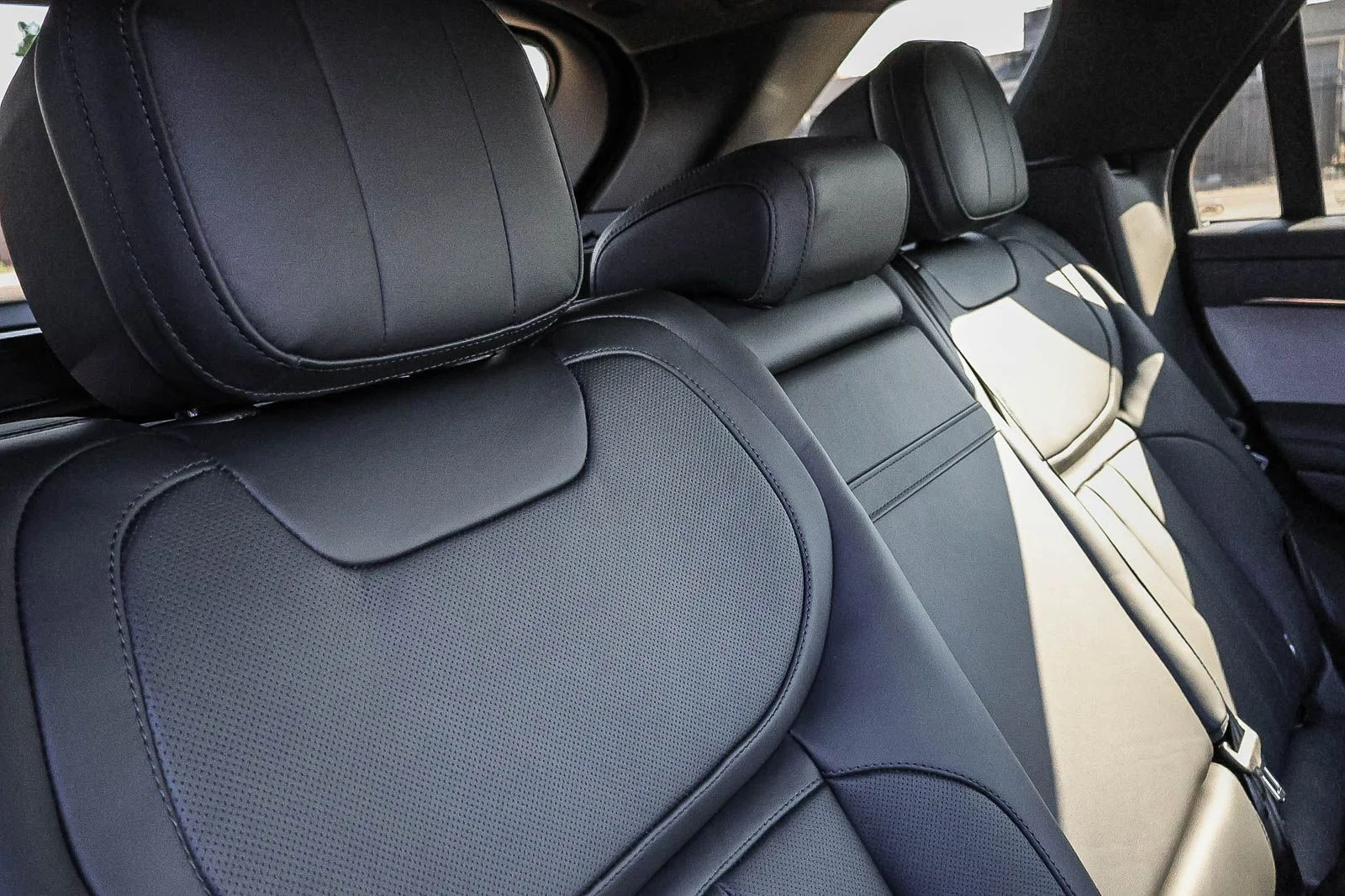 New 2026 Santorini Black Land Rover Dynamic SE image 21