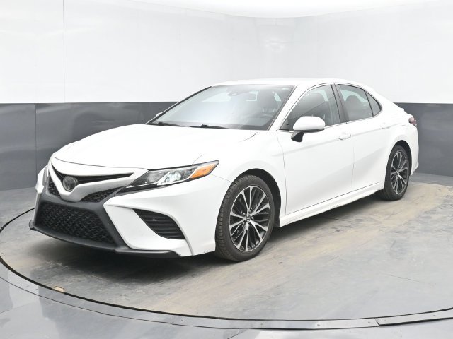 Used 2018 White Toyota SE image 4