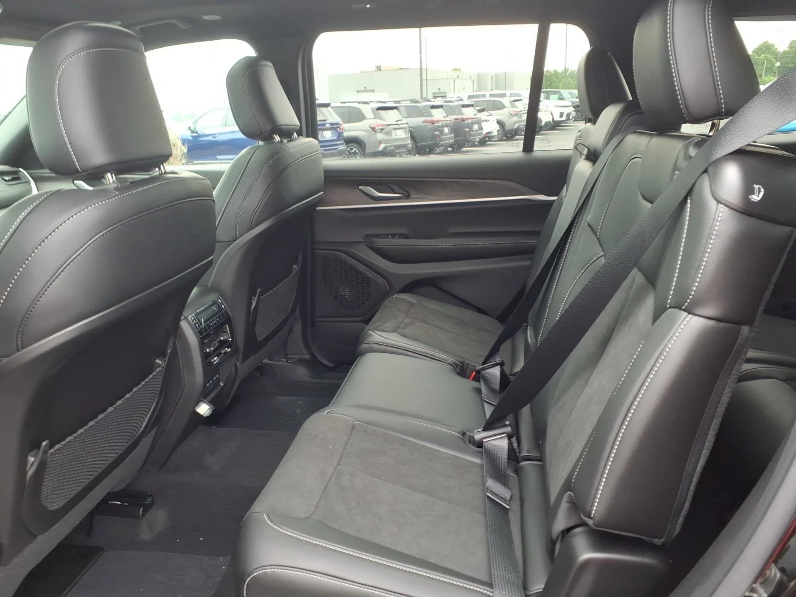 New 2026 Diamond Black Crystal Pearlcoat Jeep Laredo Altitude image 16