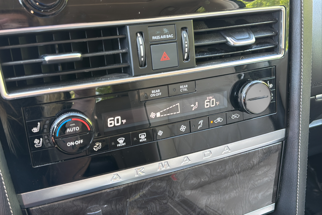 Used 2022 Super Black Nissan Platinum image 17