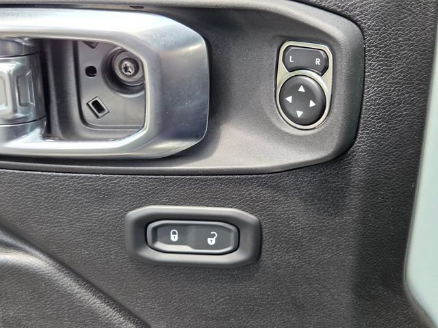 Used 2023  Jeep Sport S image 28