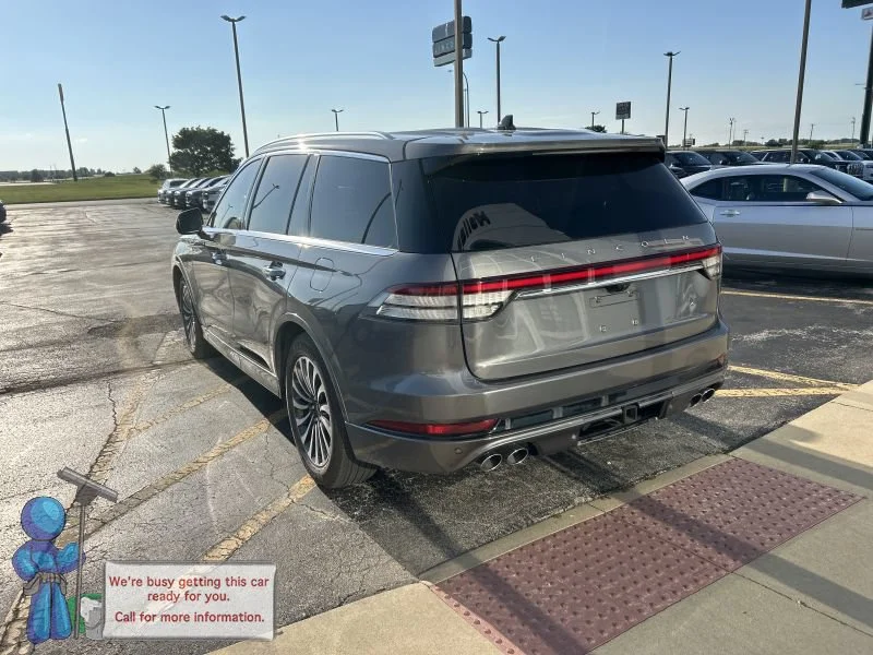 Used 2022 Gray Metallic Lincoln Grand Touring image 3