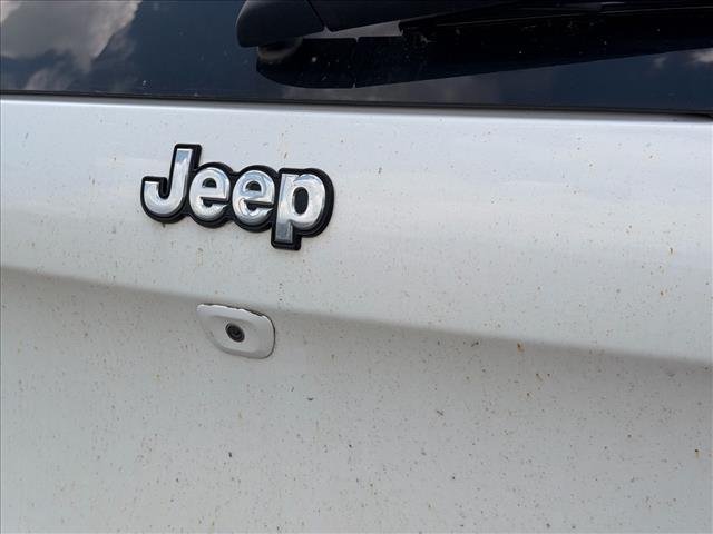 Used 2018 Bright White Clearcoat Jeep Latitude image 8