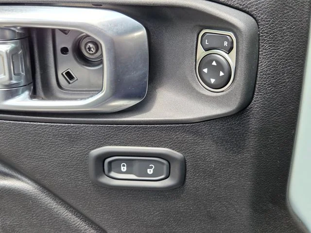 Used 2023  Jeep Sport S image 28