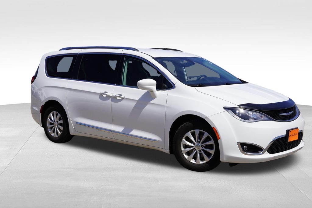 Used 2018 Chrysler Pacifica Touring L with VIN 2C4RC1BG4JR185868 for sale in Lakeville, MN