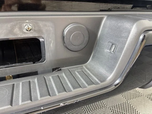 Used 2018 BLACK Chevrolet 4WD Z71 image 40