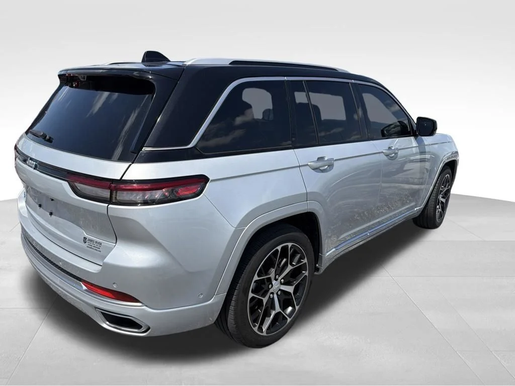Used 2022 Silver Jeep Summit Reserve 4xe image 18