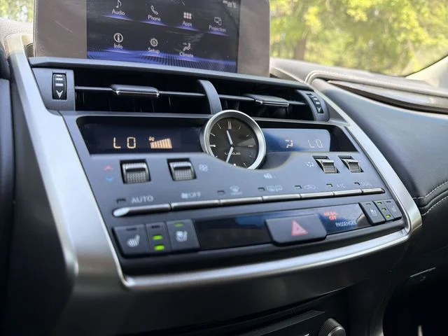 Used 2018 Silver Lexus 300h image 19