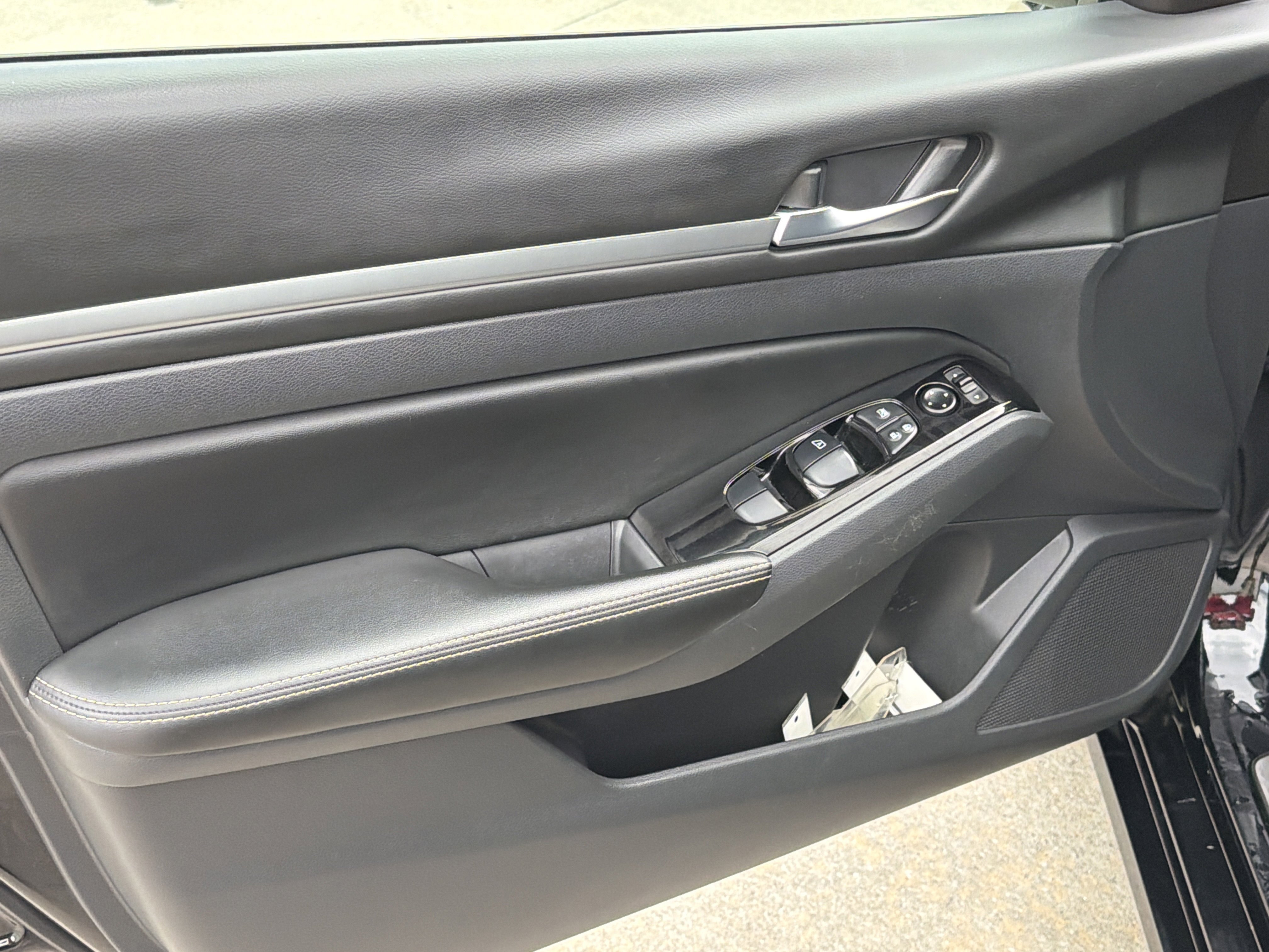 Used 2024 Super Black Nissan 2.5 SL image 11