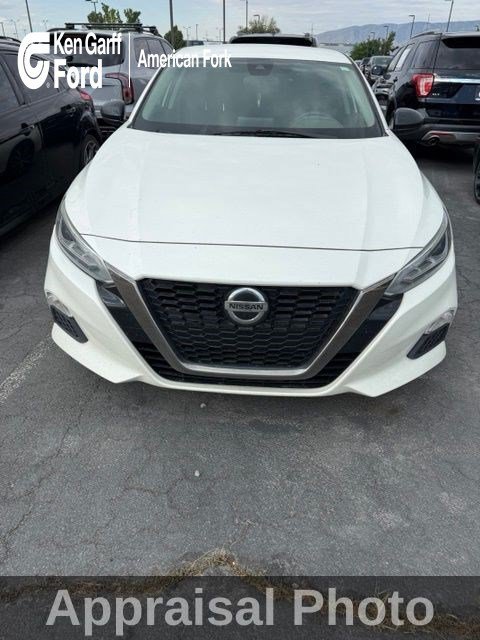 Used 2020 White Nissan 2.5 SR image 1