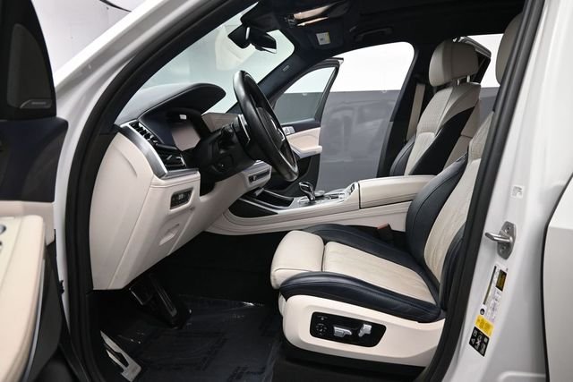 Used 2021 White BMW M50i image 17