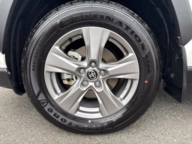Used 2025 Ice Toyota LE image 27