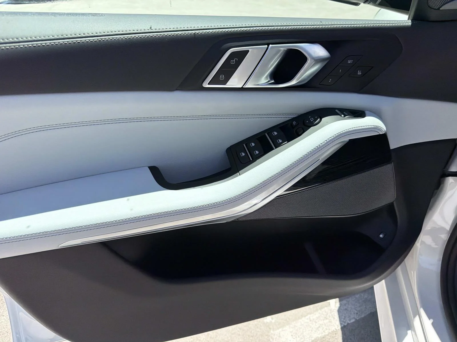 New 2026 Mineral White Metallic BMW xDrive50e Plug-In Hybrid image 15
