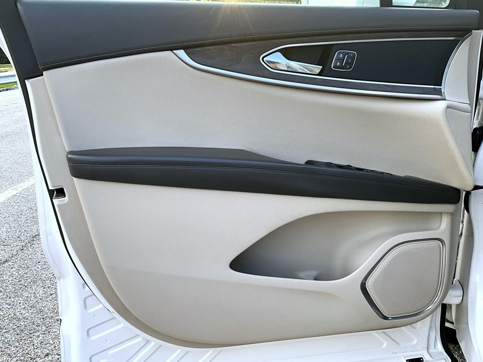 Used 2017 White Lincoln Reserve image 10