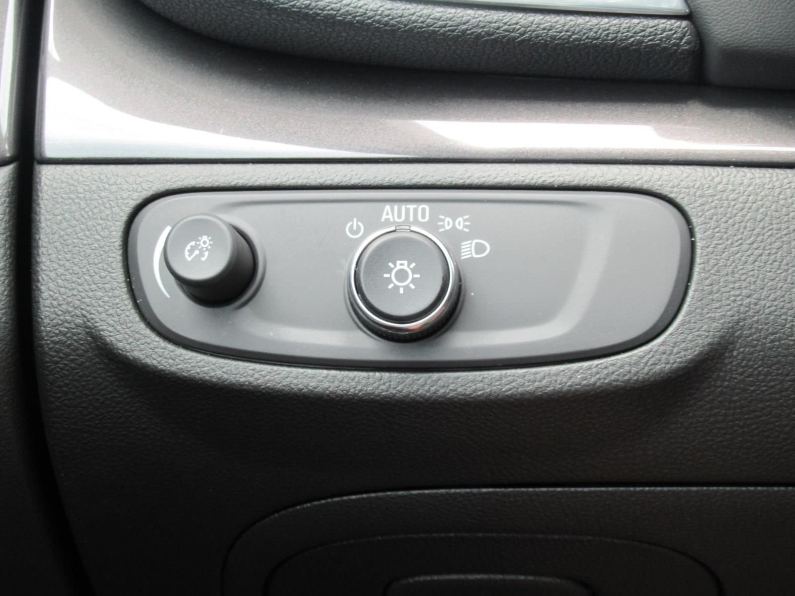 Used 2022  Buick Preferred image 22