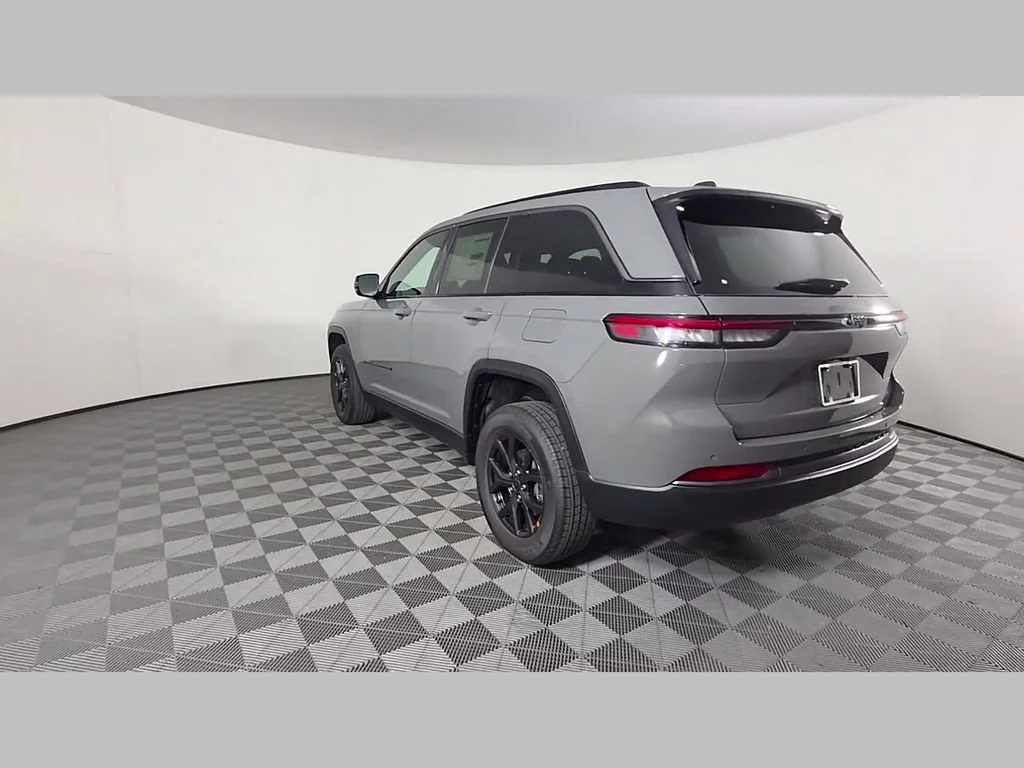 New 2027 Sting-Gray Clearcoat Jeep Laredo Altitude image 30