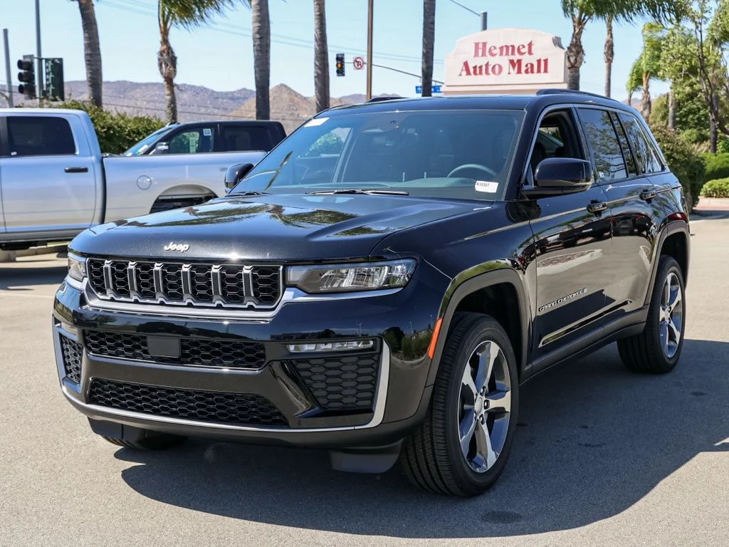 New 2026 Diamond Black Crystal Pearl-Coat Exterior Paint Jeep Limited image 7