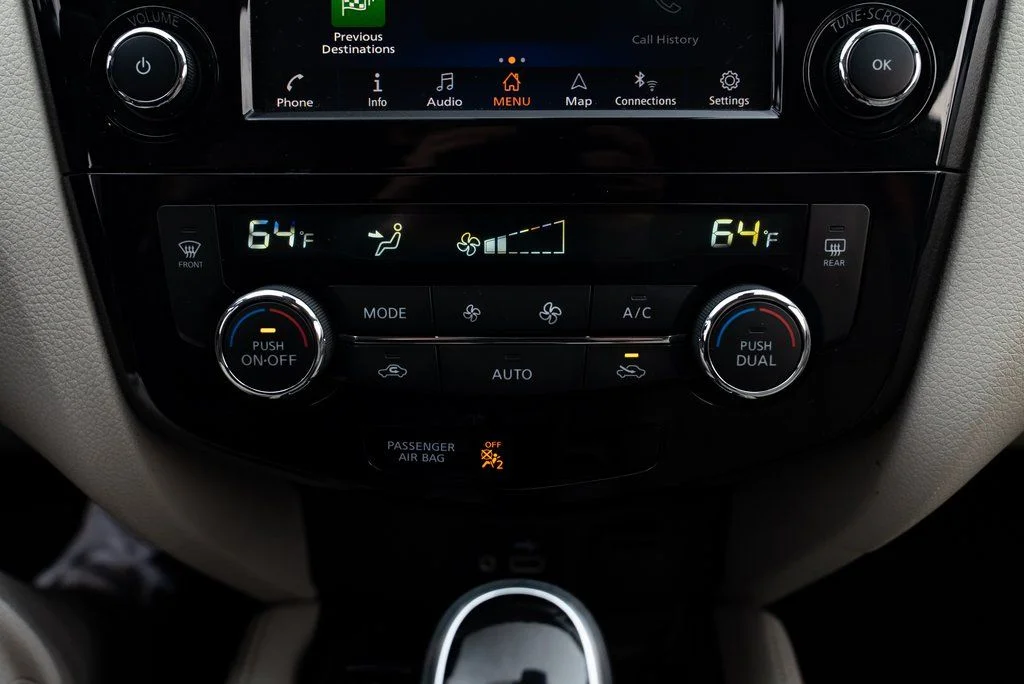 Used 2020 White Nissan SL image 17