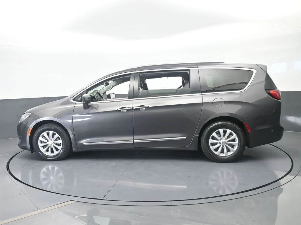 Used 2019 Granite Crystal Metallic Clearcoat Chrysler Touring L image 3