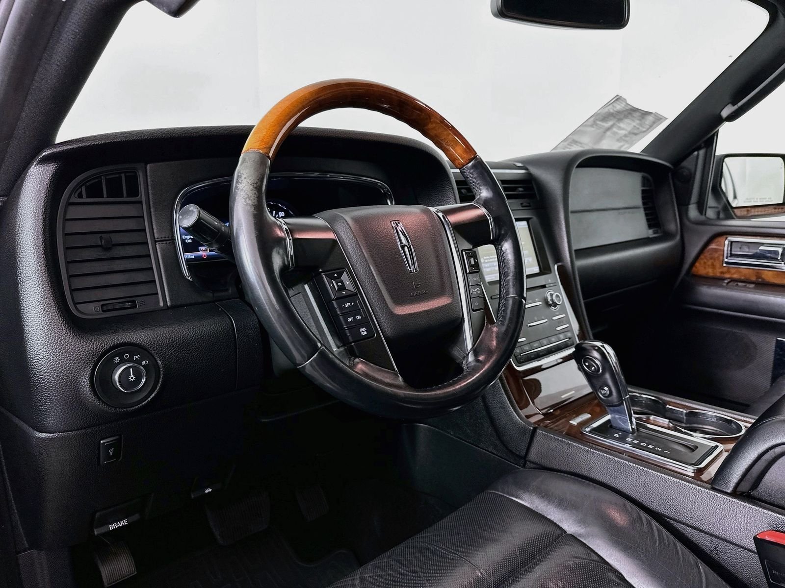 Used 2015 Magnetic Metallic Lincoln Base image 9