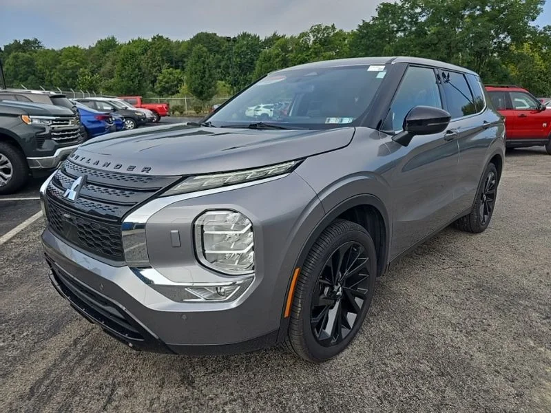 Used 2022  Mitsubishi SE image 3