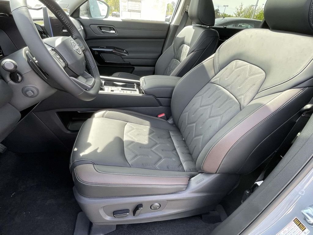 New 2026 Boulder Gray Pearl / Super Black Two-tone Nissan Platinum image 14