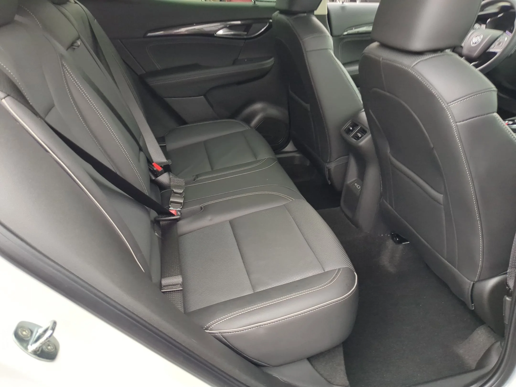 Used 2023 Summit White Buick Essence image 26