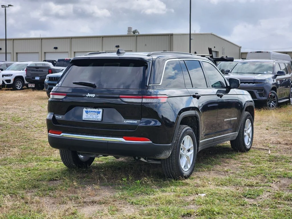 New 2026 Diamond Black Crystal Pearl-Coat Exterior Paint Jeep Laredo image 4