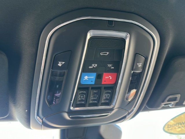 Used 2025  Jeep Summit image 29