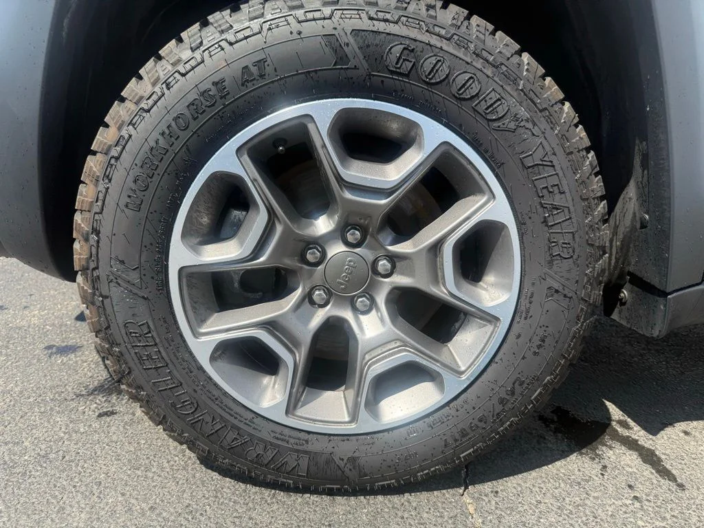 Used 2022 White Jeep Trailhawk image 9