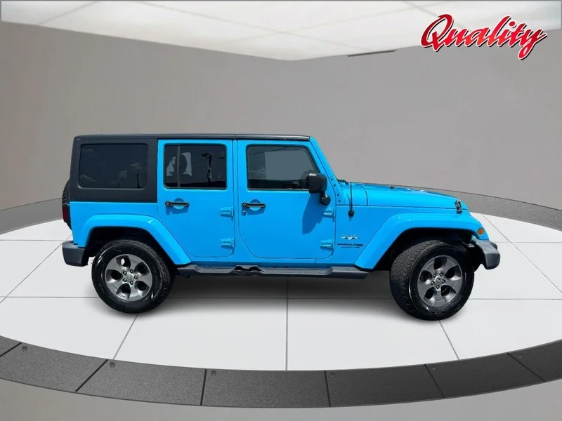 Used 2018 Chief Jeep Sahara image 2