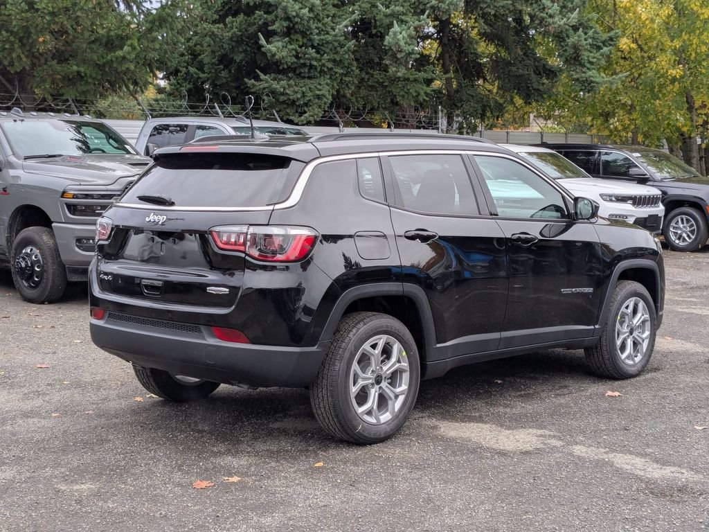 Used 2026 Diamond Black Crystal Pearlcoat Jeep Latitude image 7