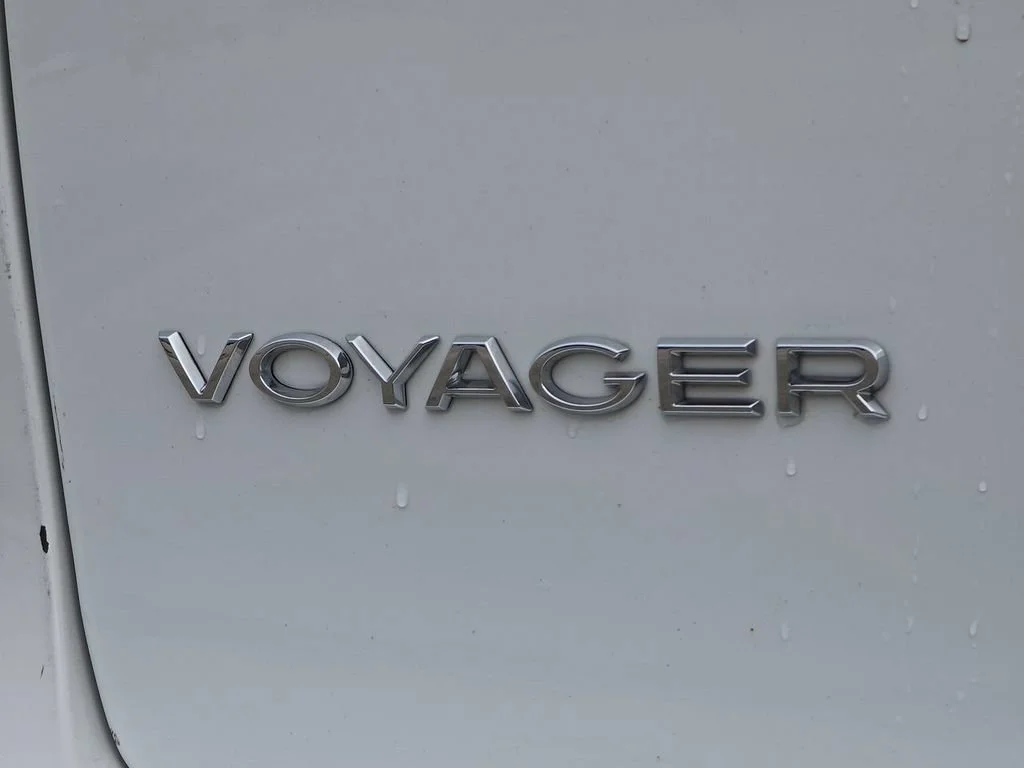 Used 2023 White Chrysler LX image 33