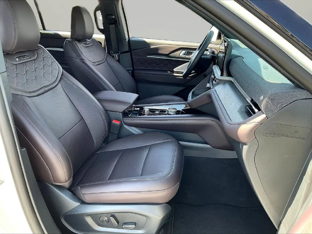 New 2026 Star White Metallic Tri-Coat Ford Platinum™ image 11