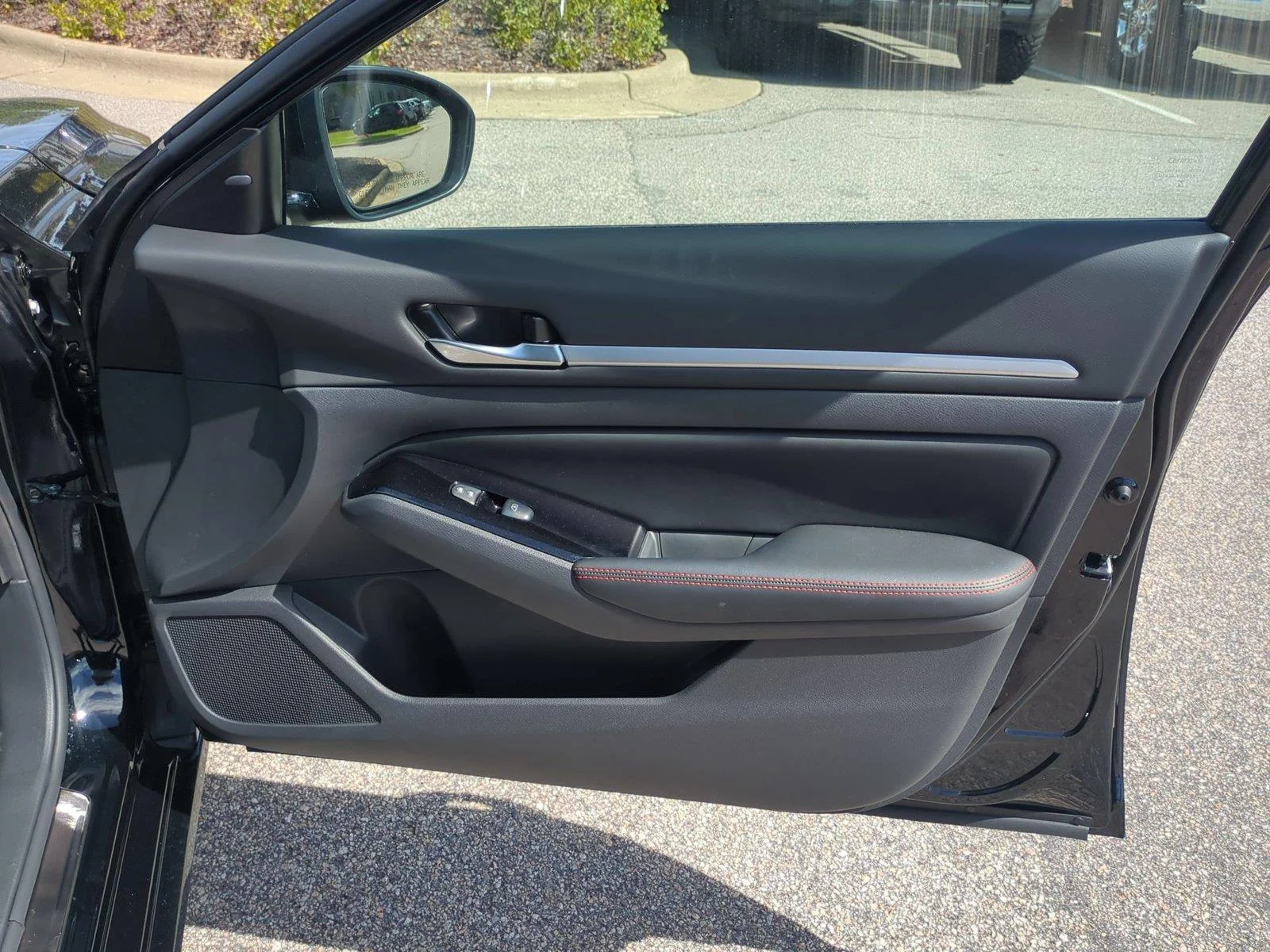 Used 2025 Super Black Nissan SR image 34