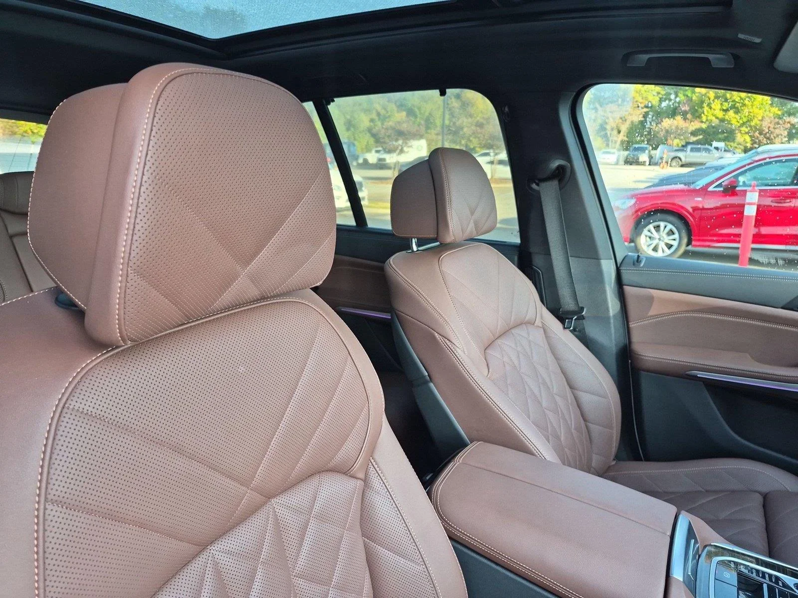 Used 2025 Mineral White Metallic BMW xDrive40i image 34