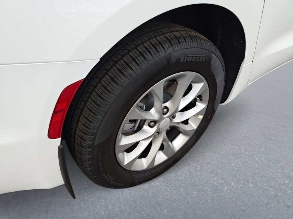 New 2027 Bright White Clear-Coat Exterior Paint Chrysler Select image 11