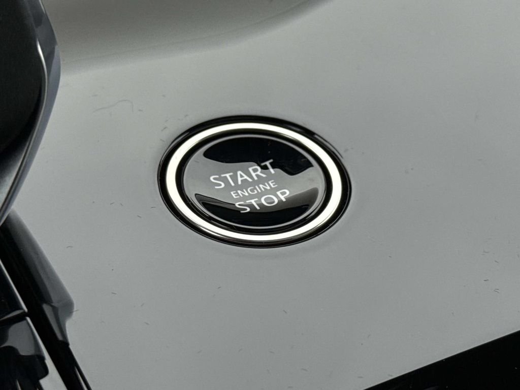 New 2026 Charente Grey Land Rover Dynamic SE image 10