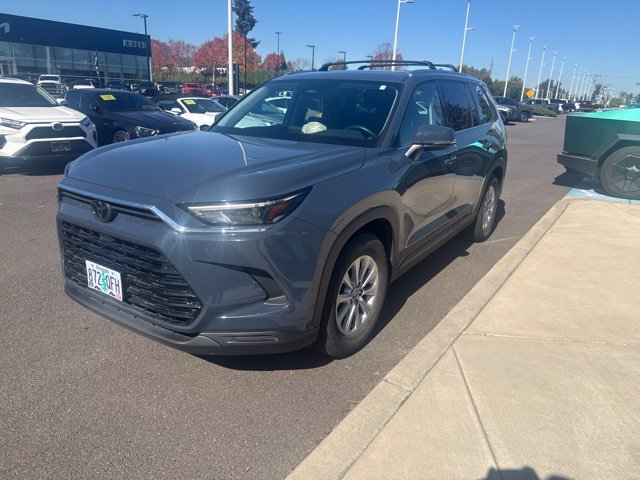 Used 2024 White Toyota XLE image 3