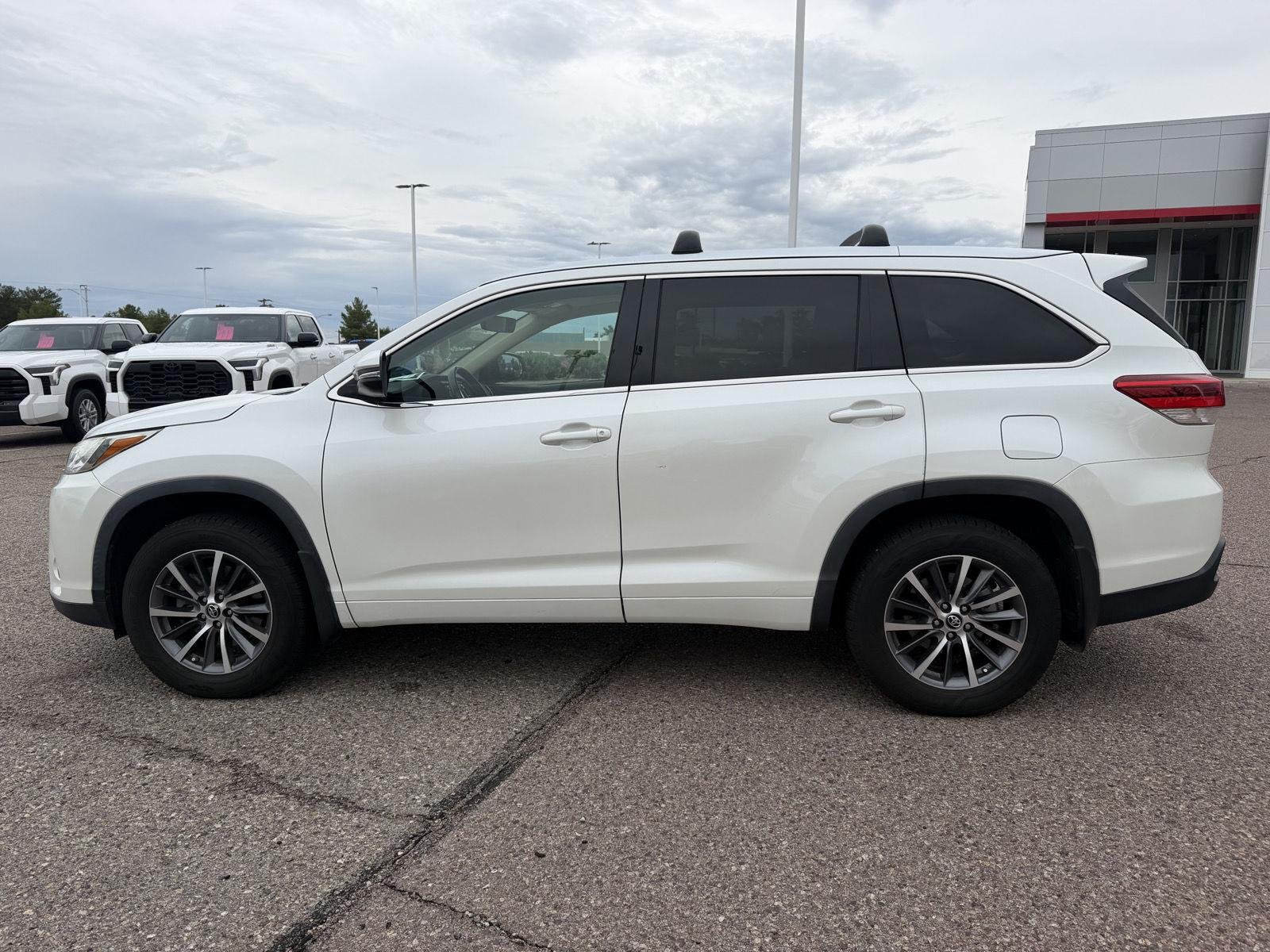 Used 2017 Blizzard Pearl Toyota XLE image 2