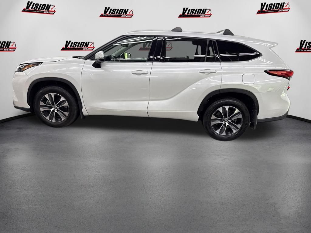 Used 2022 Beige Toyota XLE image 8