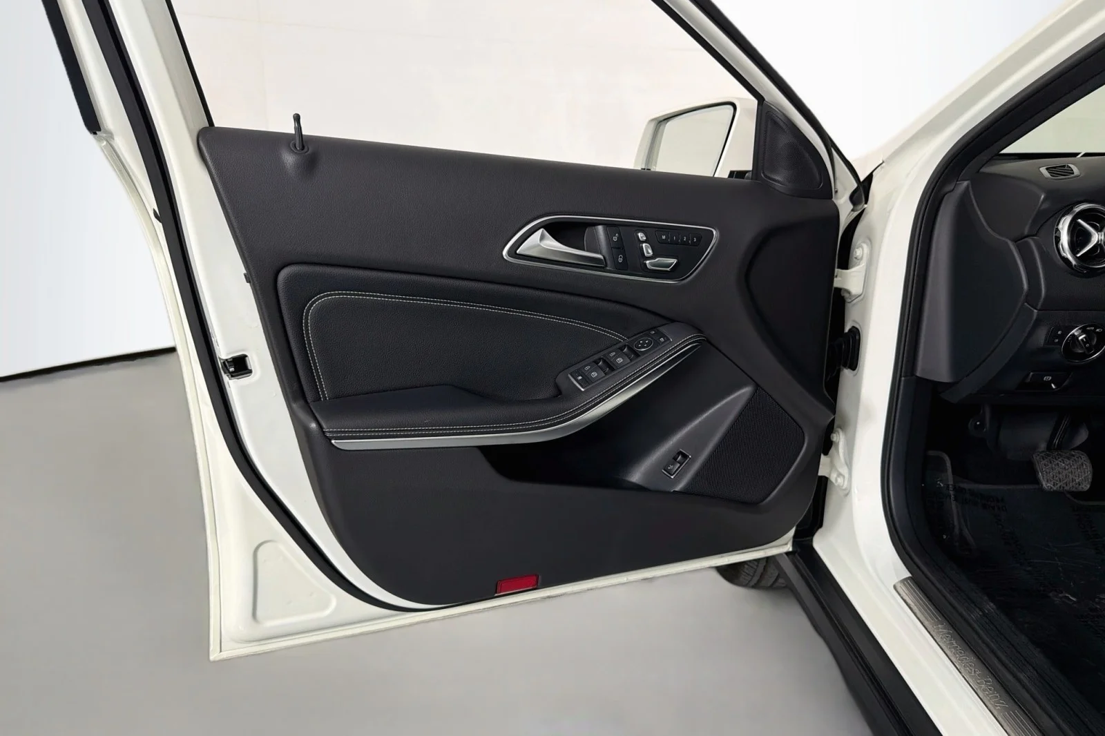 Used 2018 Cirrus White Mercedes-Benz 250 image 21