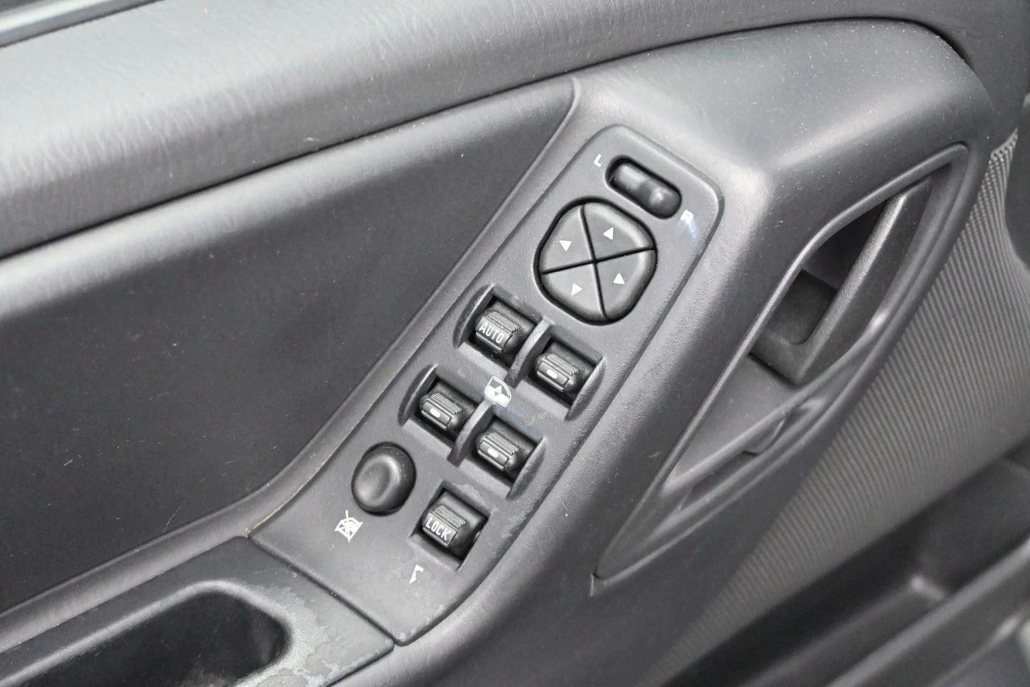 Used 2004  Jeep Columbia Edition 2WD image 10