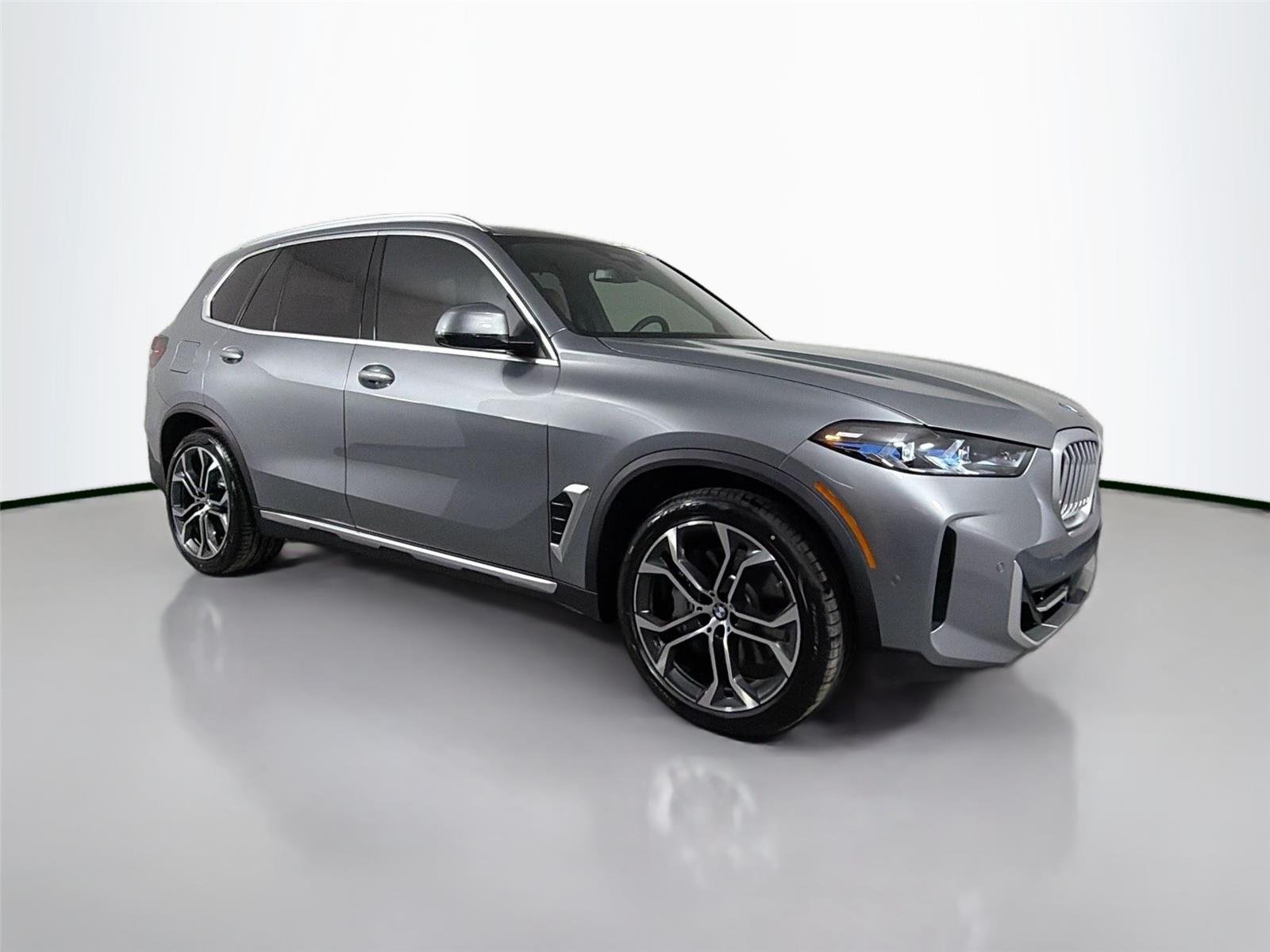 New 2026 Skyscraper Grey Metallic BMW xDrive50e image 6
