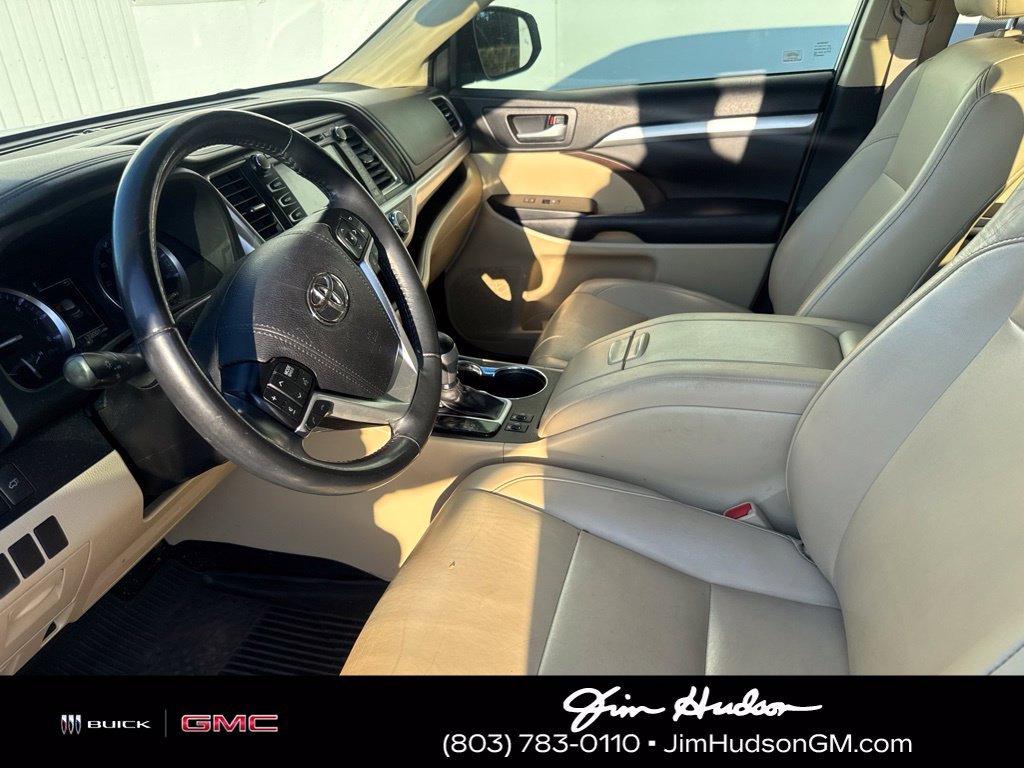 Used 2019 White Toyota XLE image 6