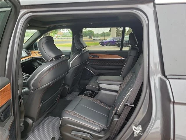 Used 2025 Gray Jeep Summit Reserve 4x4 image 9