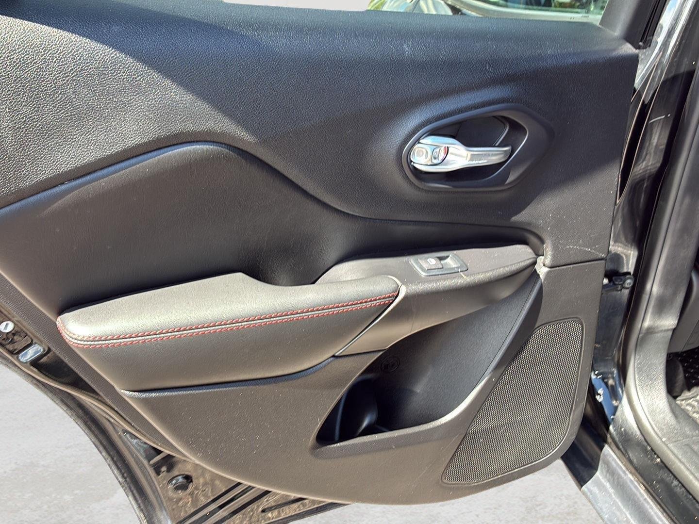 Used 2020 Diamond Black Crystal Pearlcoat Jeep Trailhawk image 20